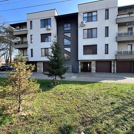 Kazanlak Large Guest House Apartment Near The Center With Full Kitchen & Dining Room, King Beds, Garden Patio, Free Parking & Self Check-In ภายนอก รูปภาพ