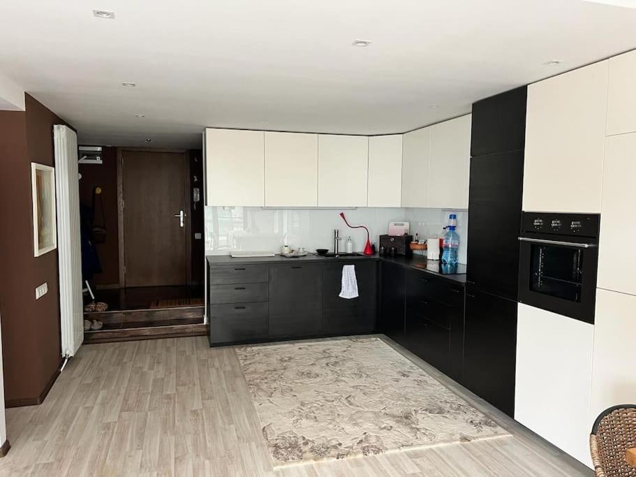 Kazanlak Large Guest House Apartment Near The Center With Full Kitchen & Dining Room, King Beds, Garden Patio, Free Parking & Self Check-In ภายนอก รูปภาพ