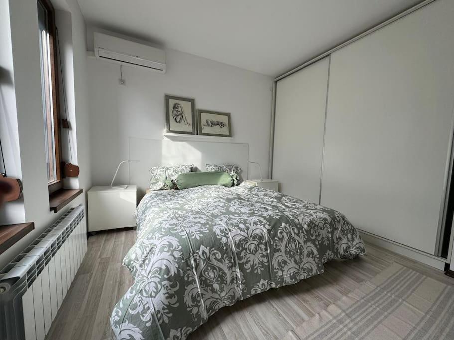 Kazanlak Large Guest House Apartment Near The Center With Full Kitchen & Dining Room, King Beds, Garden Patio, Free Parking & Self Check-In ภายนอก รูปภาพ