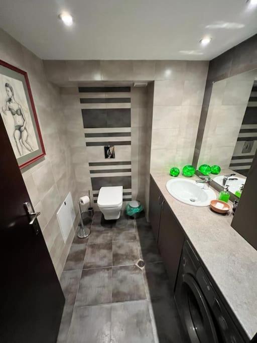 Kazanlak Large Guest House Apartment Near The Center With Full Kitchen & Dining Room, King Beds, Garden Patio, Free Parking & Self Check-In ภายนอก รูปภาพ