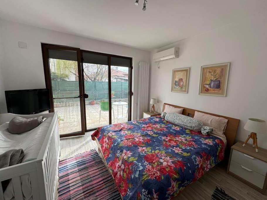 Kazanlak Large Guest House Apartment Near The Center With Full Kitchen & Dining Room, King Beds, Garden Patio, Free Parking & Self Check-In ภายนอก รูปภาพ