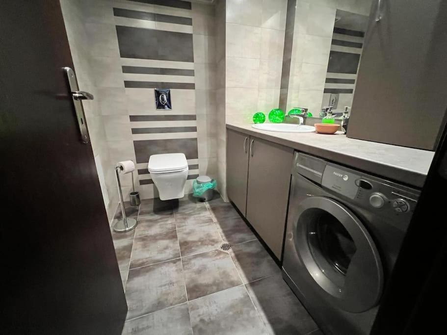 Kazanlak Large Guest House Apartment Near The Center With Full Kitchen & Dining Room, King Beds, Garden Patio, Free Parking & Self Check-In ภายนอก รูปภาพ