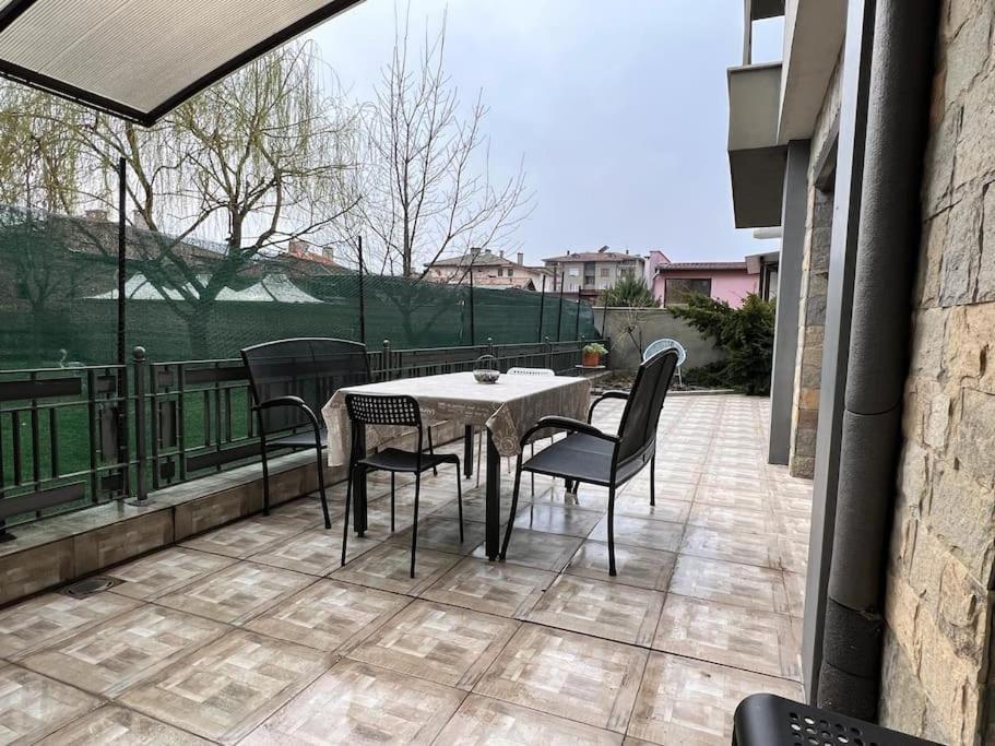 Kazanlak Large Guest House Apartment Near The Center With Full Kitchen & Dining Room, King Beds, Garden Patio, Free Parking & Self Check-In ภายนอก รูปภาพ
