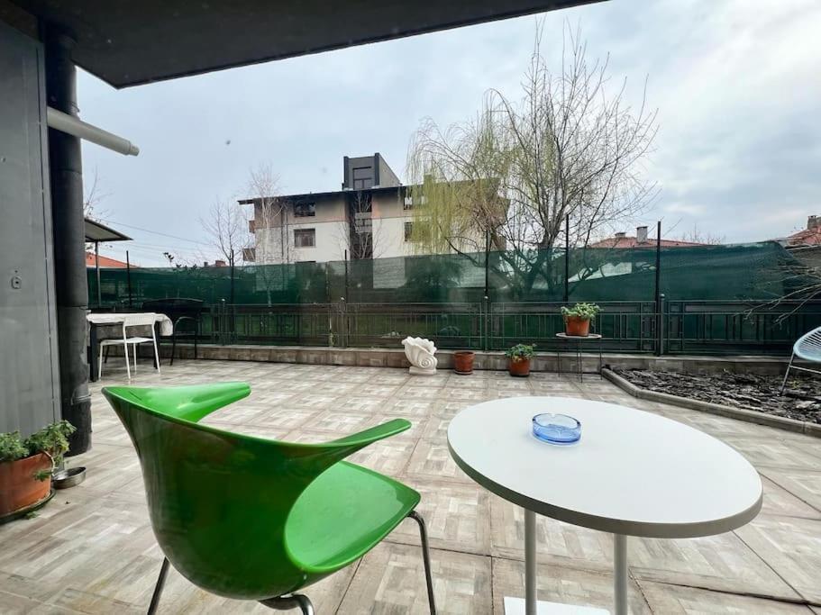 Kazanlak Large Guest House Apartment Near The Center With Full Kitchen & Dining Room, King Beds, Garden Patio, Free Parking & Self Check-In ภายนอก รูปภาพ