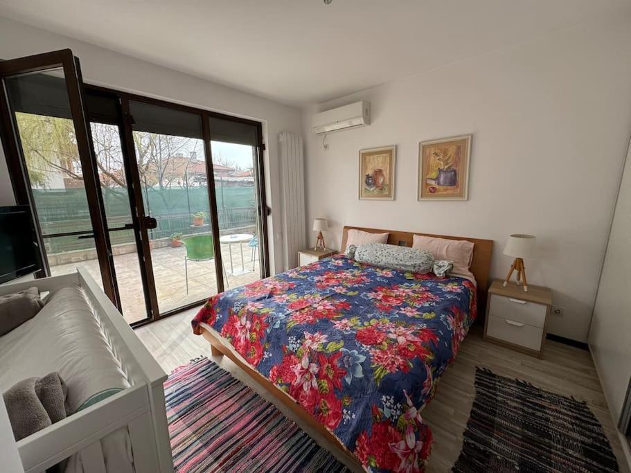 Kazanlak Large Guest House Apartment Near The Center With Full Kitchen & Dining Room, King Beds, Garden Patio, Free Parking & Self Check-In ภายนอก รูปภาพ