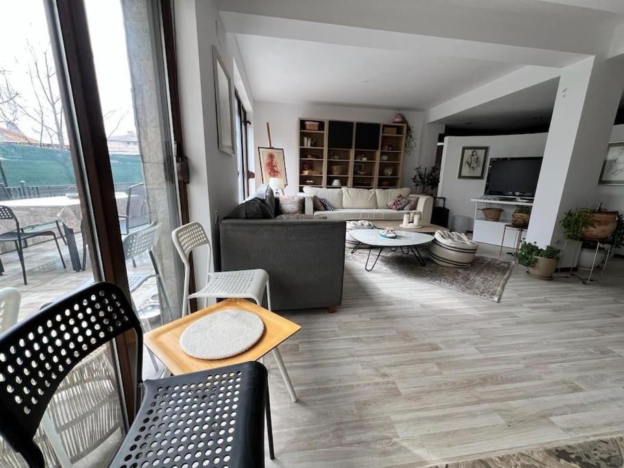 Kazanlak Large Guest House Apartment Near The Center With Full Kitchen & Dining Room, King Beds, Garden Patio, Free Parking & Self Check-In ภายนอก รูปภาพ